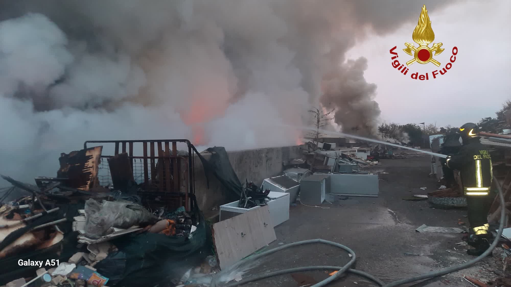 Incendio capannone oggi Roma