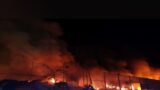 Devastante incendio a Roma, in fiamme un capannone. I residenti: ‘Aria irrespirabile’