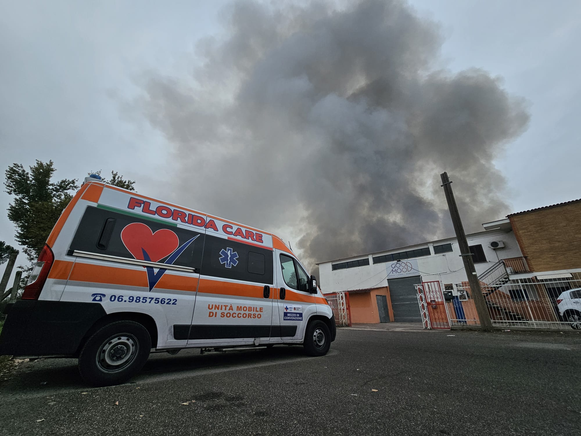 Incendio capannone oggi Roma