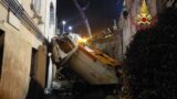 Roma, camion dei rifiuti si schianta contro un muro ed entra dentro un’abitazione: inquilina in codice rosso (FOTO)