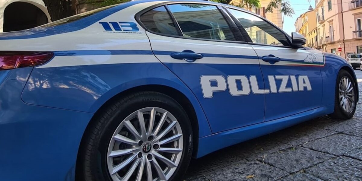 Prende a colpi di accetta la porta di un condominio a Roma