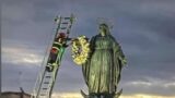 Roma, la tradizionale incoronazione dell’Immacolata in piazza di Spagna