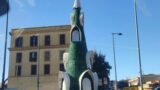 Fiumicino, l’albero di Natale cade per il forte vento e da Ostia partono gli sfottò: “E voi fate le cose meglio degli altri?”