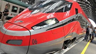 Caos sull’Alta Velocità Roma-Firenze, ritardi fino a 60 minuti: “Animali e persone vicino ai binari”