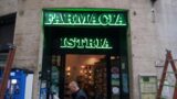 Roma, rapina shock in farmacia: entrano armati di fucile e pistola, ferito dipendente
