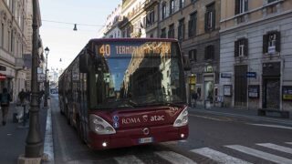 Natale a Roma, parte il Piano trasporti: più bus e metro (con orari prolungati) e nuovo abbonamento scontato