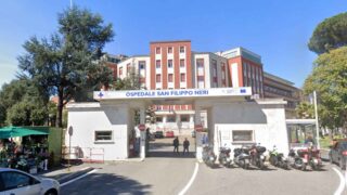 Roma, muore dopo l’arresto, i parenti assalto le auto davanti l’ospedale San Filippo Neri: 3 giorni prima l’incidente a Tor Bella Monaca