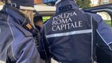 Roma, caos in via Salviati: 22enne lancia un bastone contro le auto, bloccato