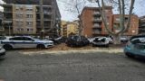 Roma, ramo si spezza a Talenti e colpisce un veicolo in corsa: danneggiate anche le auto in sosta (FOTO)