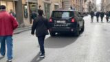 Roma, ‘gioco’ delle ‘tre campanelline’ in strada, truffati due ragazzi: 36enne denunciato per truffa
