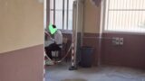 Roma, la scuola cade a pezzi e i termosifoni non funzionano, la preside: “Portatevi una coperta”