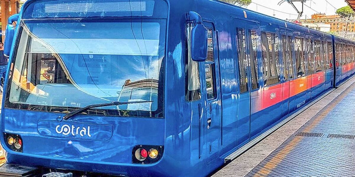 Un treno della linea ferroviaria Roma Lido