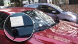 Roma, parcheggio creativo in piazza Bologna: “A babbo Natale chiedi un monopattino!”