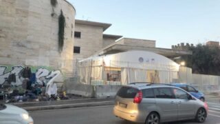 Roma, le tende del Giubileo restano: l’emergenza senzatetto diventa “sistema” (ma chi paga?)