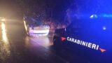 Carabiniere fuori servizio salva una donna intrappolata nell’auto dopo un Incidente