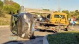Civitavecchia, auto si schianta contro una rotonda e si ribalta: anziano estratto dalle lamiere