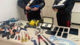 Fiumicino, scoperto covo di latinos specializzati nei furti negli appartamenti: trovati orologi di lusso, smartphone e pc