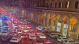 Delirio a Roma, bomba d’acqua e sciopero paralizzano la città (VIDEO)