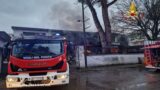 Spaventoso incendio a Roma, a fuoco un capannone (FOTO)