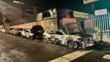 Pineta Sacchetti, incendio nella notte: sei auto coinvolte e danni a un negozio