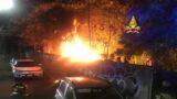 Incendio a Roma: a fuoco moto, auto e alberi (FOTO)