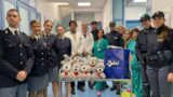 Natale a Roma, agenti polizia portano doni a piccoli pazienti degli ospedali romani