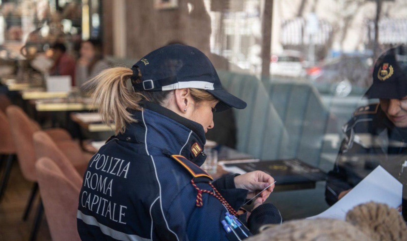Controlli polizia locale e scoperta blatte nei locali