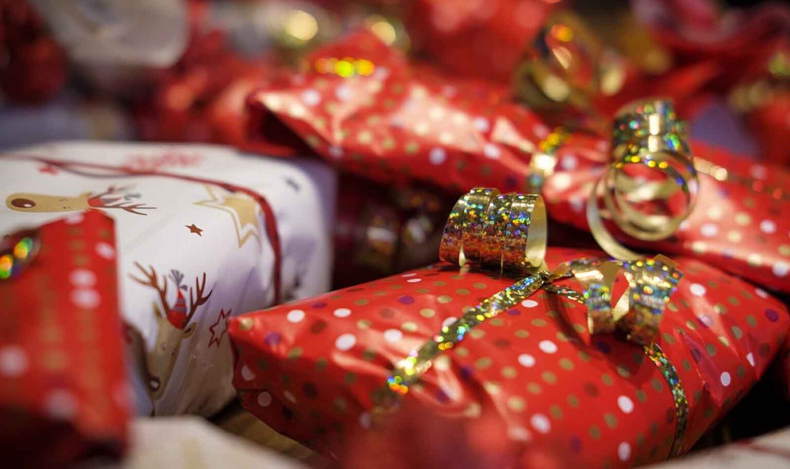 Regali di Natale originali e a poco prezzo: tutte le idee per lei e per lui