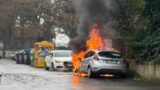 Paura a Villa Bonelli, auto in fiamme vicino al capolinea di via Montalcini