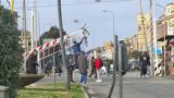 Anzio, cerca di attraversare i binari con il passaggio a livello ancora chiuso: si incastra con la bici e la foto diventa virale
