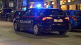 Roma, vuole evitare l’arresto e prende a testate l’auto dei carabinieri, picchia i militari, poi dà le “capocciate” al muro: arrestato