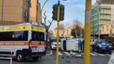 Roma, incidente stradale al Tufello: auto si ribalta all’incrocio, 2 feriti (FOTO)
