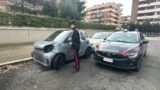 Roma, prima ruba, poi scappa: ladro abbandona pezzi d’auto davanti ai Carabinieri