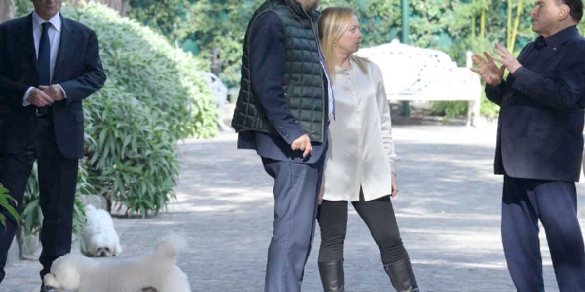 Silvio Berlusconi fuori il giardino di villa Grande, con l'attuale premier Giorgia Meloni e il leader della Lega Matteo Salvini