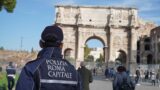 Roma, gladiatori molesti e saltafila al Colosseo: turisti bersagliati da richieste insistenti