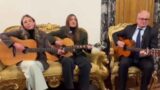 Roma, Gualtieri suona con le StereoTipe esaltando il Giubileo con uno stornello (ma i romani non cantano)