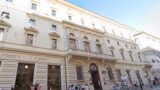 Roma, pezzi di cornicione ‘piovono’ su via del Corso, paura tra i passanti: marciapiede transennato