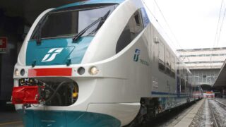 Viaggi gratis per gli over 70, nel Lazio si può: treni e pullman a costo 0, ecco come