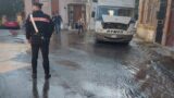 Roma, scoppia un tombino: strade allagate e disagi alla Garbatella (FOTO)