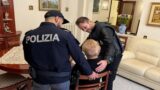 Roma, “Suo figlio ha commesso una rapina, servono soldi per liberarlo”: esce dal carcere e truffa un’anziana, arrestato di nuovo