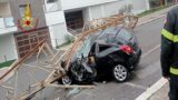 Roma, la gru crolla, finisce sul balcone e poi si schianta su un’auto (FOTO)