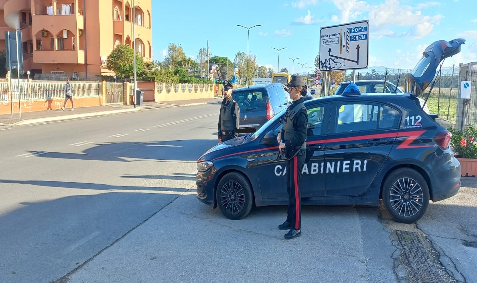 Carabinieri che scoprono piazza di spaccio a Pomezia