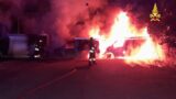 Incendio nella notte a Cisterna di Latina, bruciati tre furgoni