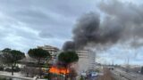 Roma, vasto incendio in via Collatina: colonna di fumo visibile a chilometri di distanza