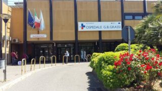 Acilia, 23enne partorisce in casa e il bimbo muore: non riusciva a respirare