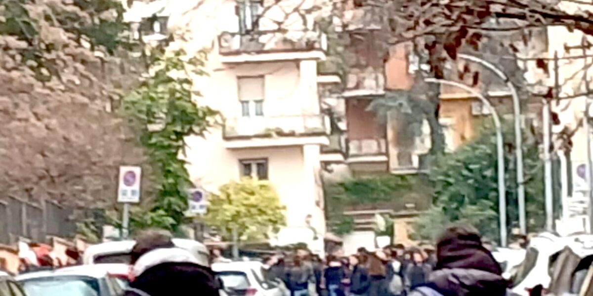 Studenti in protesta a Roma davanti al Liceo Manara