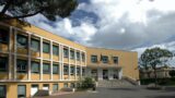 Roma, protesta al Quarticciolo contro la chiusura della scuola Pirotta dopo il caso di legionella: “Sia riaperta”