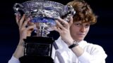 Sinner vince l’Australian Open: unico italiano ad aver conquistato tre titoli slam