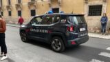 Roma, si fingono clienti, tentano di svuotare la cassa ma scatta l’allarme: ladri placcati da carabinieri e… commesso