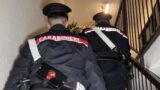 Torvaianica, arrestati padre e figlio: sequestrati pistola, munizioni e oltre 20mila euro in banconote false